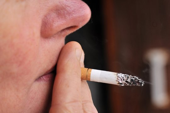 fumeur ayant une cigarette &agrave; la bouche