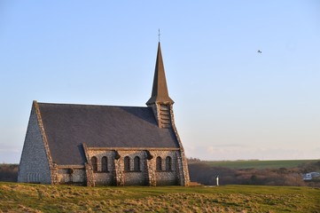 Fototapeta na wymiar église dans la campagne