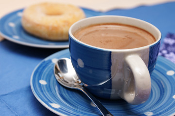tasse kaffee mit donut