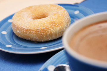tasse kaffee mit donut