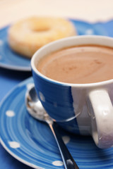 tasse kaffee mit donut