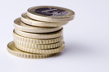 monedas de euro sobre fondo blanco