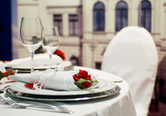 Gedeckte Festtafel mit Rosendekoration