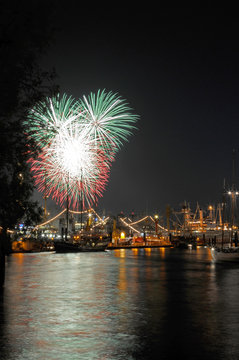 Feuerwerk auf dem 819. Hamburger Hafengeburtstag