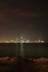 Obraz premium The night skyline over the persian gulf of the city of Doha