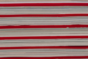 Zeitschriftenstapel mit rotem Titelblatt und farbigem Heftblock