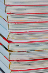 Zeitschriftenstapel mit rotem Titelblatt und farbigem Heftblock