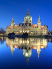 Neues Rathaus in Hannover zur blauen Stunde
