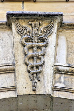 Caduc&eacute;e sculpt&eacute; en pierre. Symbole de la m&eacute;decine.