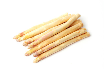 Weißer Spargel vor weißem Hintergrund