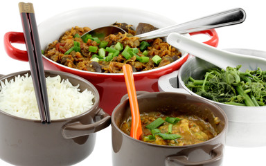 repas créole : riz blanc, brèdes chouchou, crevettes, rougail
