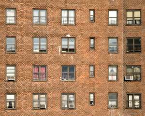 Hausfassade mit Fenstern und Klimaanlage in New York - 21805377