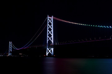 夜空に輝く明石大橋のイルミネーション