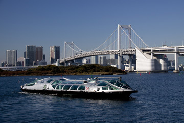 レインボーブリッジと観光船