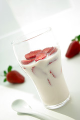 Milch mit Erdbeeren