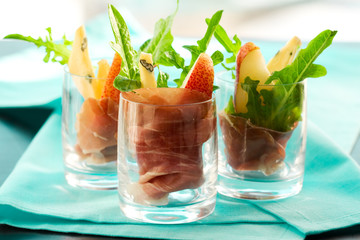appetizer with pear,prosciutto,arugula,gorgonzola