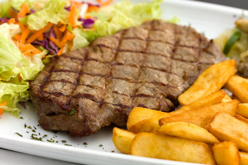 Rumpsteak-Roastbeef mit Champignons,Pommes Frites,grünem Salat