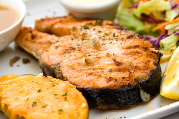 lachs, gegrillt , mit soße,bruschetta