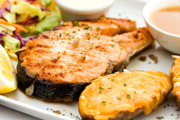 lachs, gegrillt , mit soße,bruschetta