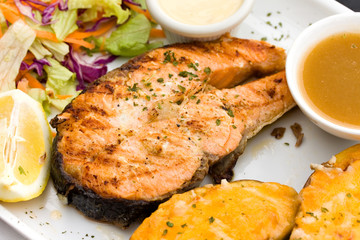 lachs, gegrillt , mit soße,bruschetta