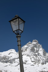 Fototapeta na wymiar Lampione con Monte Cervino in sfondo