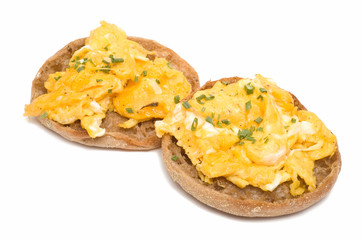 Rührei auf Vollkornbrötchen