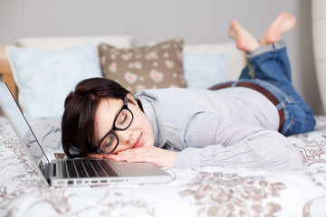 frau mit laptop im bett eingeschlafen