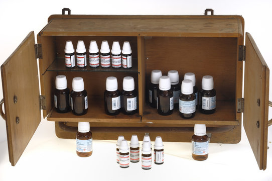 Alter Arzneischrank mit Globuli und Sch&uuml;ssler Salzen