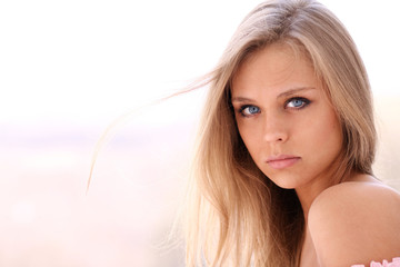 Obraz premium Closeup portrait of a beautiful young woman