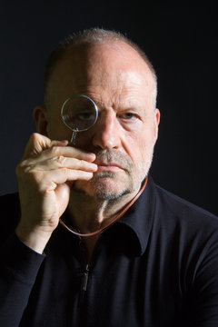 Mann mit Monokel
