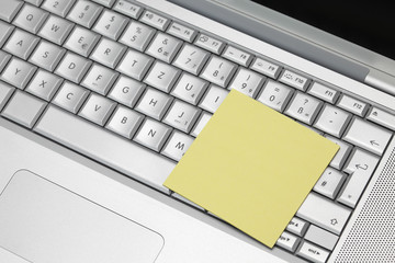 Notizzettel auf Tastatur