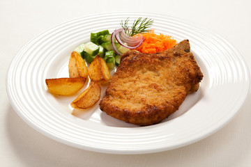 Grilled meat with chips and vegetables