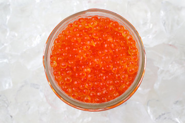 roter Kaviar auf Eis