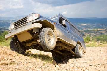 Geländewagen in Schräglage © Foto Zihlmann