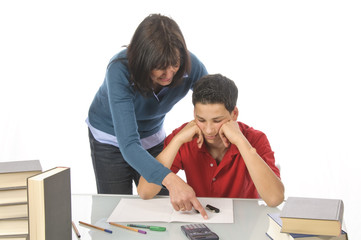 Mutter hilft ihrem Sohn bei den Hausaufgaben
