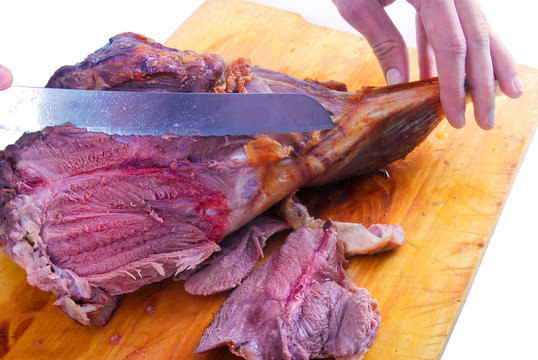 D&eacute;coupe de gigot d'agneau saignant
