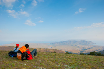 Naklejka premium Hikers sit on the slope