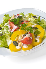Salat mit Paprika und Kürbiskernen