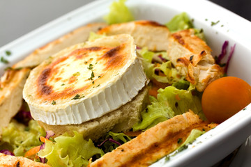 Rocky Mountain-Salat mit Chicken und überbackenem Käse