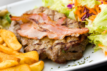 Rumpsteak-Roastbeef mit Speck,Champignons,Pommes Frites