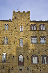 Fototapeta na wymiar średniowieczny budynek w Volterra, Włochy