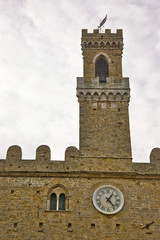 Fototapeta na wymiar wieży głównej średniowiecznym budynku w Volterra, Włochy
