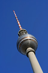 Berliner Fernsehturm vor blauem Himmel