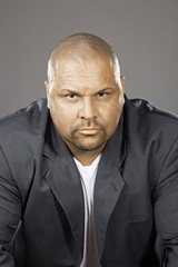 Kräftiger Mann blickt in Kamera