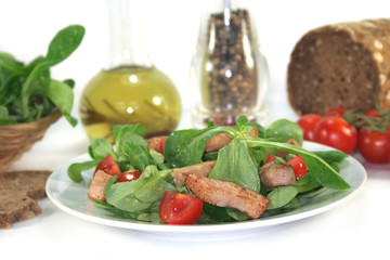 Gemischter Salat mit Hähnchenstreifen
