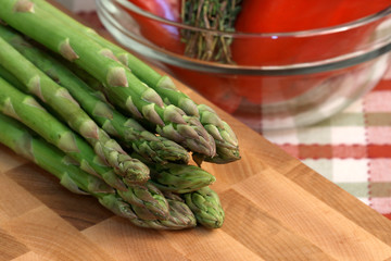 asparagus on cuttingboard