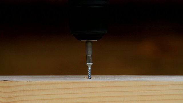 Schraube herausdrehen / Video
