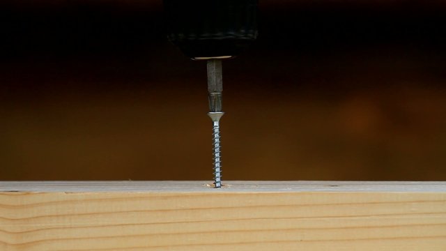 Schraube hineindrehen / Video