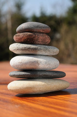 Stapel Flusskiesel in Balance