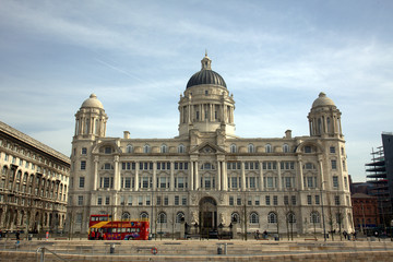 Fototapeta na wymiar Zabytkowy budynek w Liverpoolu z sightseing autobus